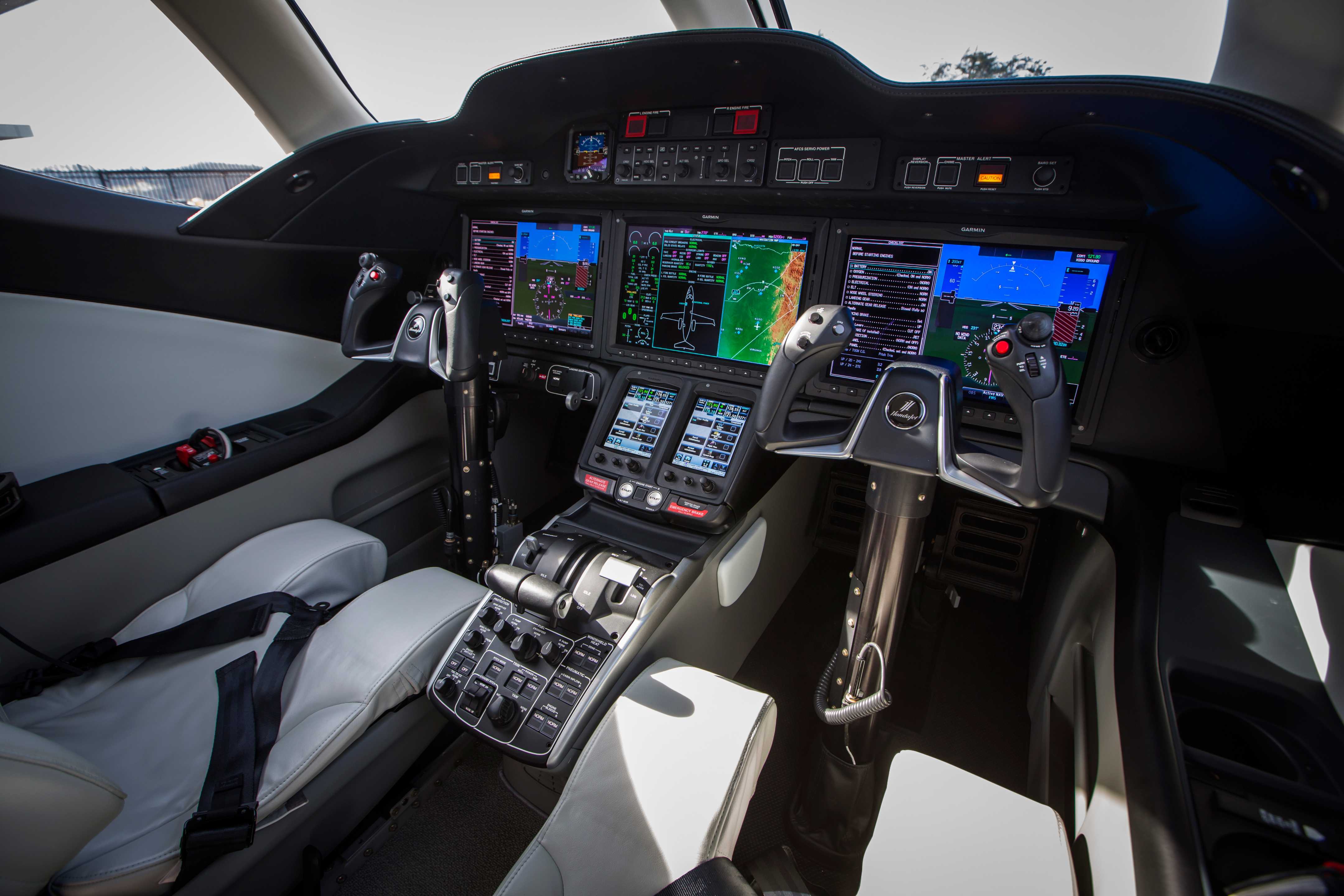 HondaJet採用目前最新的航空電子系統（與波音787同級），並且與Garmin合作開發，能提供高度客製化的訂製服務，